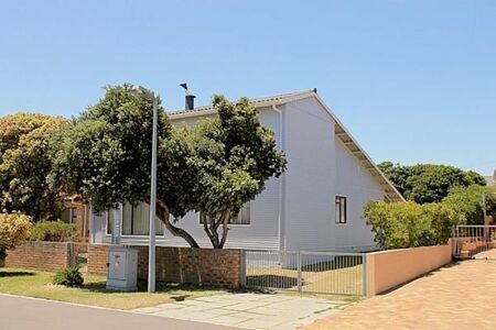 4 Bedroom House in Yzerfontein