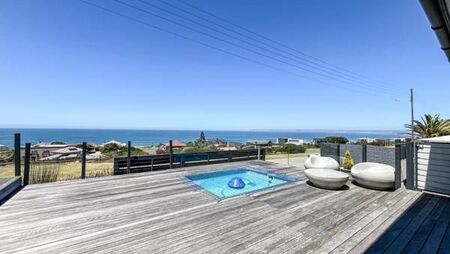 6 Bedroom House in Reebok