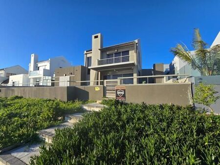 4 Bedroom House in Bloubergstrand
