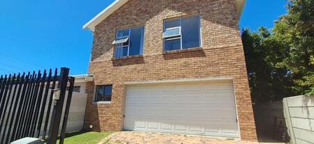 4 Bedroom House in Die Bos