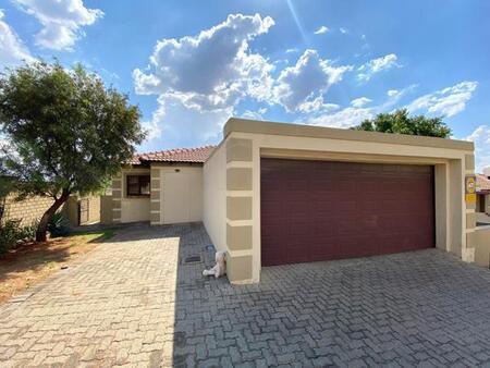 2 Bedroom Townhouse in Rooihuiskraal