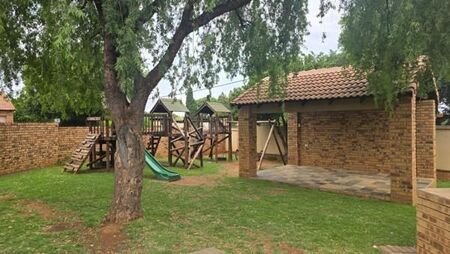 2 Bedroom Flat in Die Hoewes