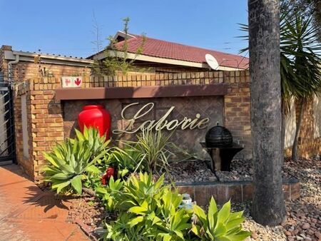 3 Bedroom Townhouse in Die Hoewes