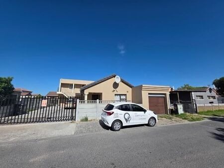 3 Bedroom House in Camelot