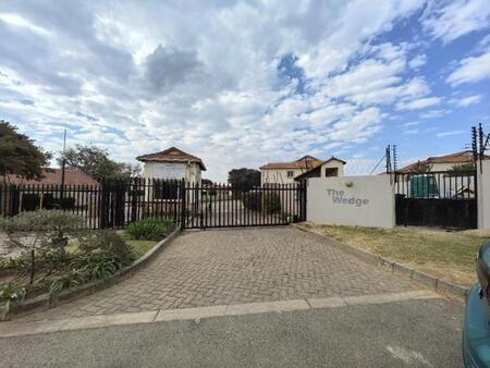 2 Bedroom Townhouse in Roodepoort Central