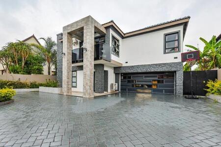 5 Bedroom House in Willow Acres