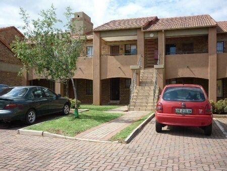 2 Bedroom Townhouse in Mooikloof Equestrian Estate