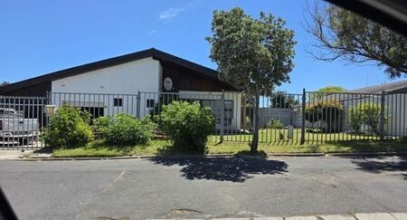 2 Bedroom Flat in Parow North