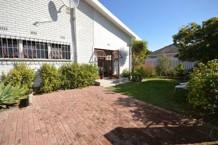 1 Bedroom cottage to rent in Strand North