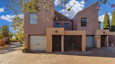 3 Bedroom duplex townhouse - sectional to rent in Sunninghill, Sandton