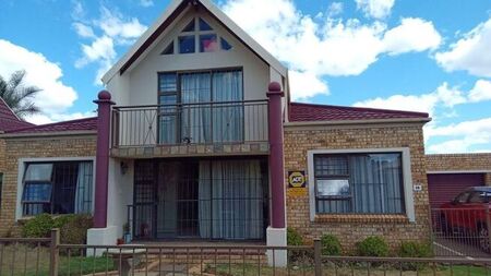 3 Bedroom townhouse - sectional to rent in Langenhovenpark, Bloemfontein