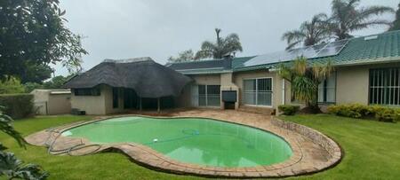 4 Bedroom House in Helderkruin