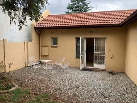 1 Bedroom Garden Cottage in Fontainebleau