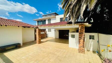 4 Bedroom House in Kensington