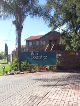 2 Bedroom Apartment in Die Hoewes