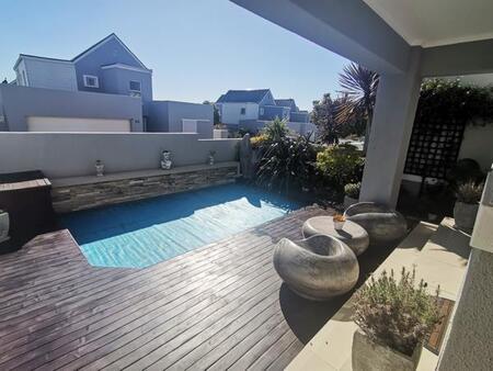 3 Bedroom House in Bloubergstrand