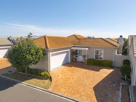 3 Bedroom House in Sunningdale