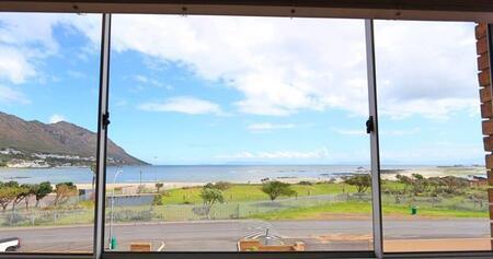 3 Bedroom Apartment in Gordons Bay Central