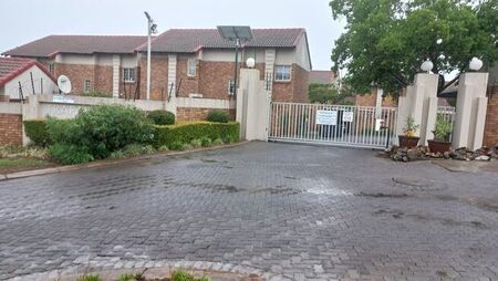 3 Bedroom duplex townhouse - sectional to rent in Celtisdal, Centurion