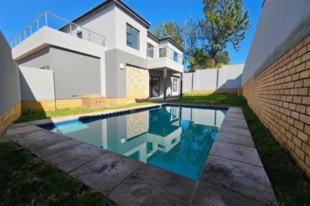 3 Bedroom House in Bryanston East