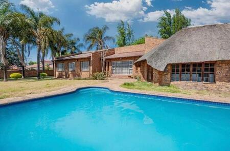 4 Bedroom House in Parkhill Gardens