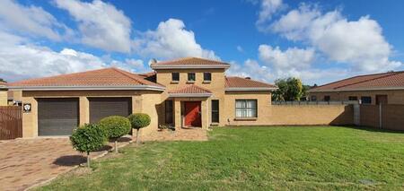 3 Bedroom Simplex in Langeberg Ridge