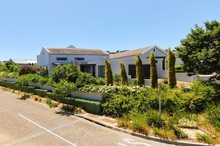 3 Bedroom House in Kelderhof Country Village