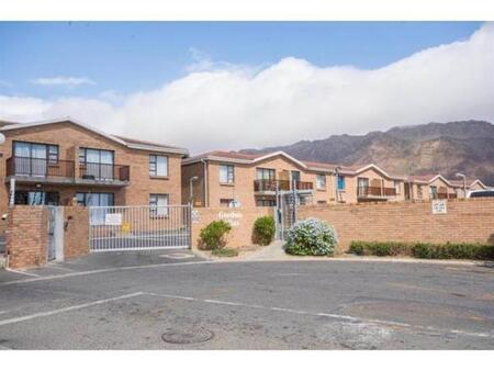 2 Bedroom House in Gordons Bay Central