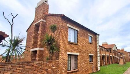 2 Bedroom Apartment in Mooikloof Ridge