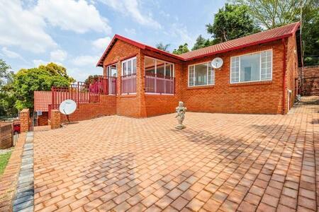 3 Bedroom Apartment in Waterkloof Park
