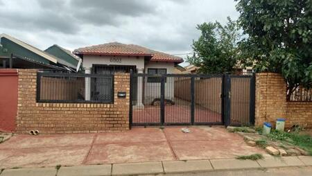 2 Bedroom House in Mahube Valley