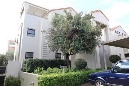 1 Bedroom Apartment in Douglasdale