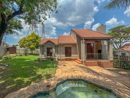 3 Bedroom House in Maroeladal
