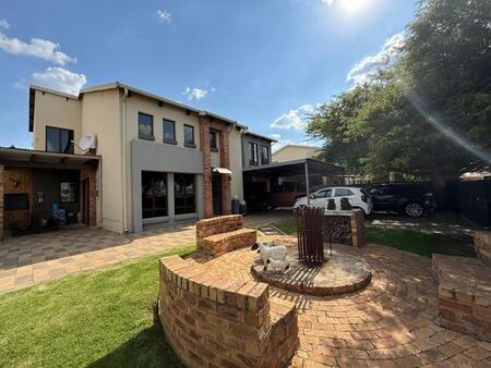 3 Bedroom Duplex in Brentwood