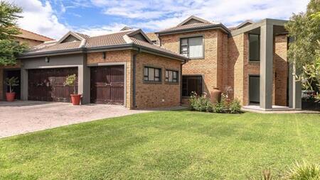 5 Bedroom House in Ebotse Estate