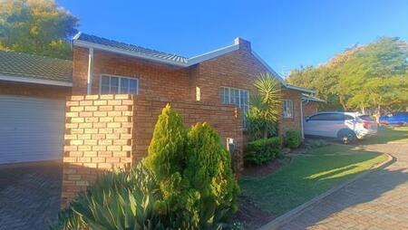 2 Bedroom Townhouse in Die Hoewes