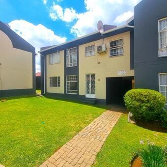 2 Bedroom Apartment in Die Hoewes