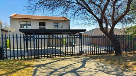 1 Bedroom bachelor to rent in Cresta, Randburg