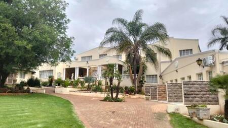 11 Bedroom Townhouse in Heuningklip