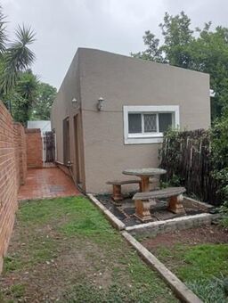 0.5 Bedroom House in Robindale