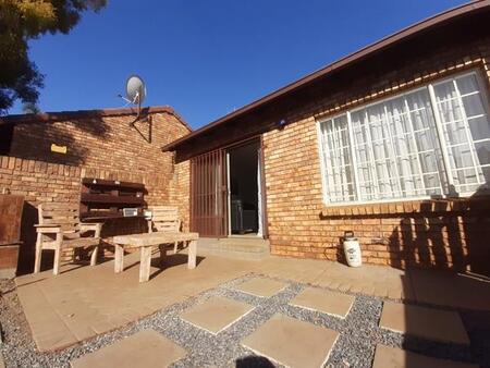2 Bedroom House in Rooihuiskraal North