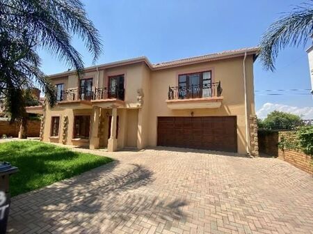 4 Bedroom House in Highveld