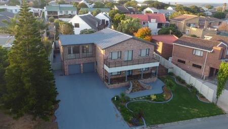 5 Bedroom House in Stilbaai Wes