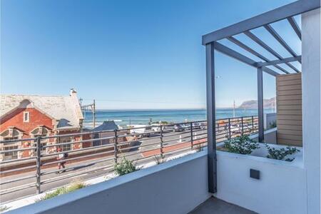 2 Bedroom Apartment in Muizenberg