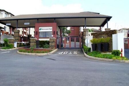 3 Bedroom townhouse - sectional to rent in Oakdene, Johannesburg