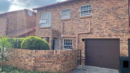 3 Bedroom townhouse - sectional to rent in Wilgeheuwel, Roodepoort