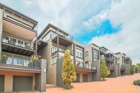 2 Bedroom Apartment in Hurlingham Manor