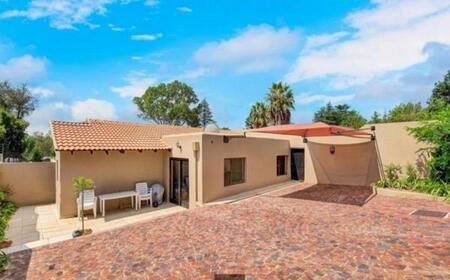 2 Bedroom House in Bryanston