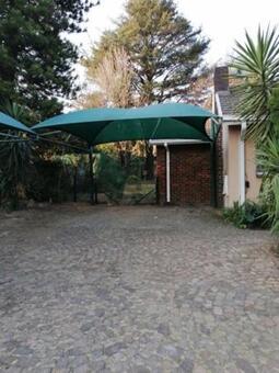 3 Bedroom House in Kensington B