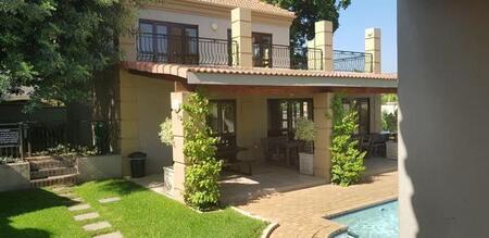 1 Bedroom Apartment in Douglasdale